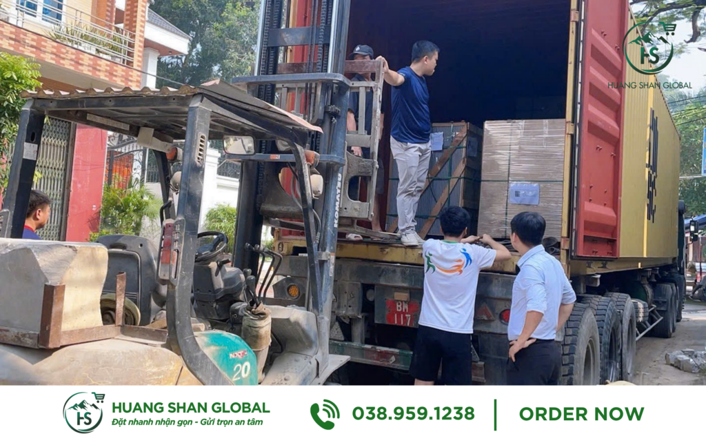 Giám đốc Huangshan Global trực tiếp đến xưởng hỗ trợ vận chuyển, tháo dỡ tấm than tre